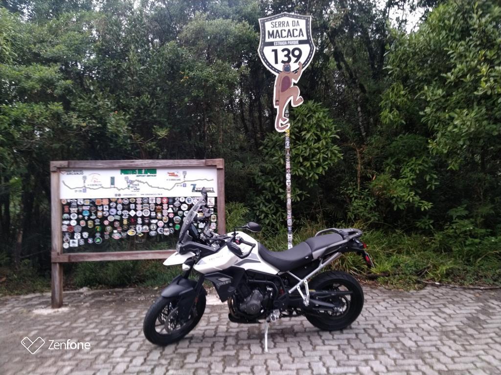 único motociclista de desenho de linha usando capacete, andando de moto na  estrada de asfalto. jovem