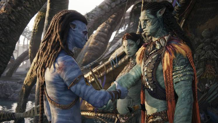 Idioma falado pelos Na'vi conta com mais de mil palavrasO linguista Paul R. Frommer foi contratado por James Cameron para criar do zero o idioma falado pelos Na'vi. A ideia do diretor é que os atores conseguissem realmente aprender a falar, mas que o idioma não se parecesse com nenhum outro já existente. Foram criadas então mais de mil palavras para construir toda a parte linguística do povo de Pandora 
