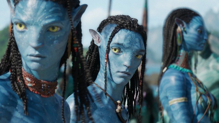 2º) Avatar: O Caminho da Água - US$ 1 bilhão (aproximadamente R$ 5,2 bilhões)Um dos fenômenos de 2022, o segundo filme da franquia Avatar precisou de apenas duas semanas em cartaz nos cinemas para bater a marca de US$ 1 bilhão e chegar ao segundo lugar da lista de mais assistidos do ano. Além de todo o sucesso comercial, O Caminho da Água recebeu boas críticas e tem chances de concorrer a prêmios em 2023
