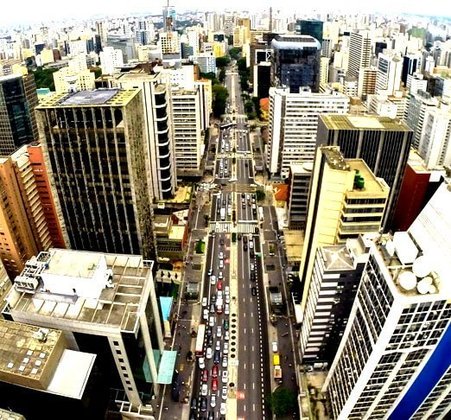 Avenida Paulista - Centro financeiro, cultural e de lazer de São Paulo. Um símbolo da grandiosidade da cidade mais rica do país. Ponto escolhido para grandes eventos e manifestações.  