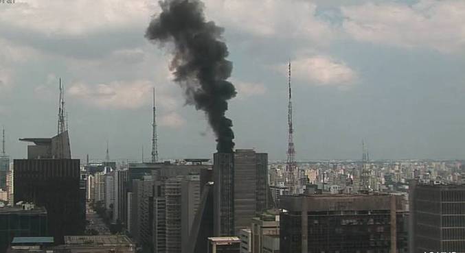 Câmera registrou fumaça preta no topo do edifício, na região central de São Paulo

