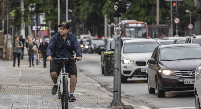 Ciclofaixa faz parte de proposta de mobilidade integrada com estações de ônibus