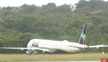Avião ultrapassa limite de pista e para em matagal durante pouso em aeroporto de Salvador 