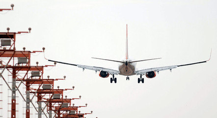 Justiça do DF condena companhia aérea a pagar R$ 6,7 mil por atraso e extravio de bagagem 