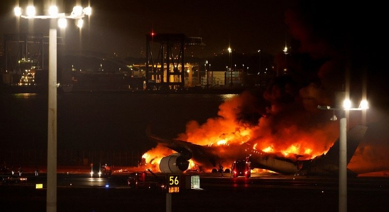 Avião com mais de 300 passageiros a bordo pega fogo após acidente em solo no Japão - Notícias - R7 Internacional