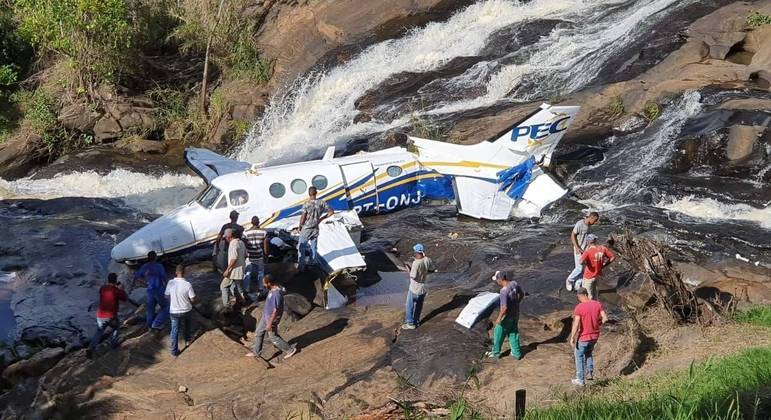 Avião colidiu com cabo de alta tensão e caiu perto de uma cachoeira na serra de Caratinga