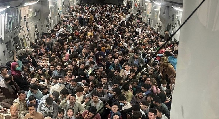 Após retomada do Talibã, avião dos EUA partiu lotado do Afeganistão com 823 passageiros