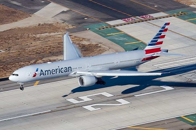 Imigrante sobrevive a voo da Guatemala para Miami escondido no trem de pouso de aviãoUm imigrante ilegal escondido no compartimento do trem de pouso de um jato da American Airlines sobreviveu a um voo do país natal dele, a Guatemala, para Miami, onde foi entregue às autoridades de imigração dos EUA e levado a um hospital para avaliação, em 28 de novembro de 2021Segundo o jornal The Guardian, a Guatemala foi responsável por uma grande parte de cerca de 1,7 milhão de migrantes detidos ou expulsos por agentes de fronteira dos EUA no ano passado, muitos deles centro-americanos que fugiam de gangues violentas e da pobreza extrema