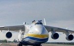 Maior avião cargueiro da história, o Antonov An-225 Mriya também visitou o Brasil anos atrás. A aeronave, construída na Ucrânia ainda durante a época da União Soviética, conseguia transportar até 250 toneladas. Apesar da praticidade, apenas um modelo do avião foi produzido, o qual foi destruído neste ano após um bombardeio russo próximo à região de Kiev, na Ucrânia