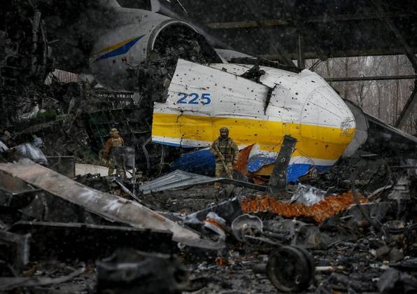 Novas imagens mostram os danos ao avião Antonov An-225 Mriya, destruído após um confronto entre russos e ucranianos no aeroporto de Gostomel, próximo a Kiev. A aeronave era o maior avião cargueiro do mundo e um dos símbolos da engenharia soviética