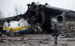 Uma batalha entre russos e ucranianos pelo aeroporto de Hostomel, nos
arredores de Kiev, destruiu o avião Antonov-225 Mriya — a maior aeronave de
cargas do mundo. Com capacidade de transporte ímpar, o Antonov-225 era o único
exemplar do seu modelo