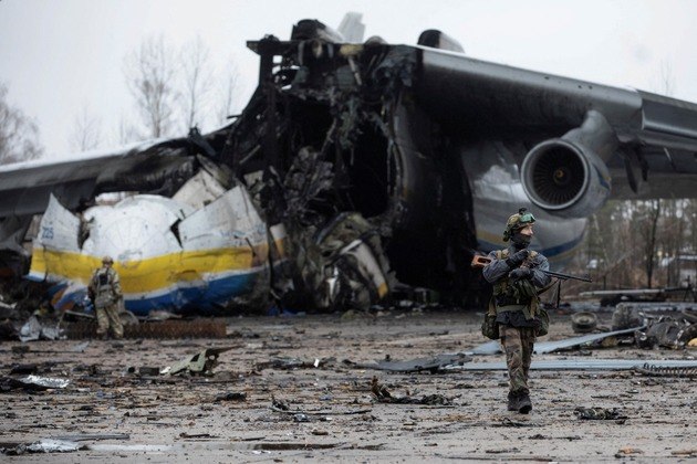 Uma batalha entre russos e ucranianos pelo aeroporto de Hostomel, nos
arredores de Kiev, destruiu o avião Antonov-225 Mriya — a maior aeronave de
cargas do mundo. Com capacidade de transporte ímpar, o Antonov-225 era o único
exemplar do seu modelo