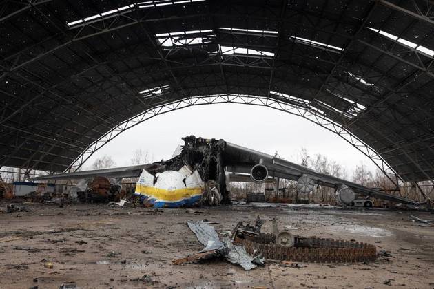 O hangar em que o An-225 Mriya ficava foi atacado em 27 de fevereiro, ainda nos primeiros dias da invasão russa da Ucrânia. O aeroporto de Gostomel foi um dos primeiros alvos da Rússia em solo ucraniano