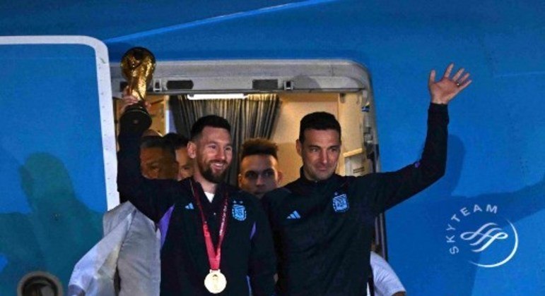 Os campeões do mundo da Argentina já estão em casa. Os primeiros a desembarcar no aeroporto de Ezeiza foram o técnico, Lionel Scaloni, e o capitão, Lionel Messi