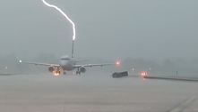 Raio atinge avião lotado de passageiros nos EUA; assista ao vídeo