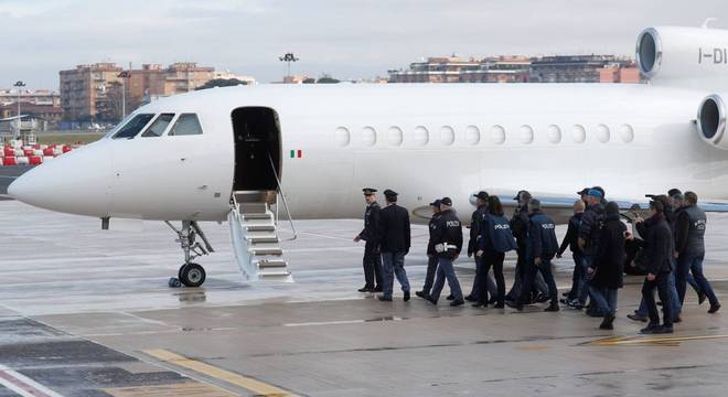 Battisti desembarcou no aeroporto Ciampino por volta das 11h30 no hor&aacute;rio local