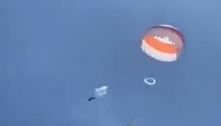Avião de pequeno porte cai de paraquedas na Bélgica; assista ao vídeo