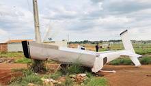 Avião de pequeno porte cai após bater em fiação elétrica em Goiás