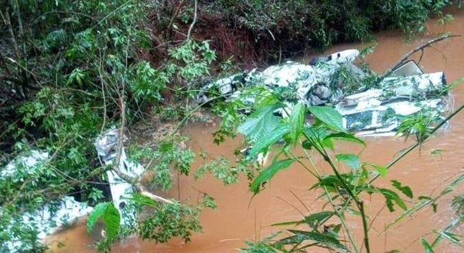 Destroços do avião de pequeno porte que caiu no interior do Paraná