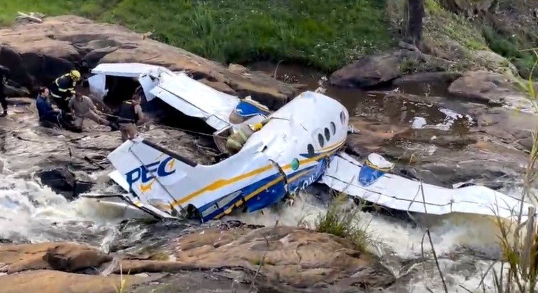 Queda de avião matou cantora Marília Mendonça, em Minas Gerais 