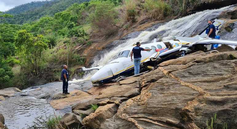 Avião foi retirado de cachoeira no fim de semana e será levado para análise no Rio de Janeiro