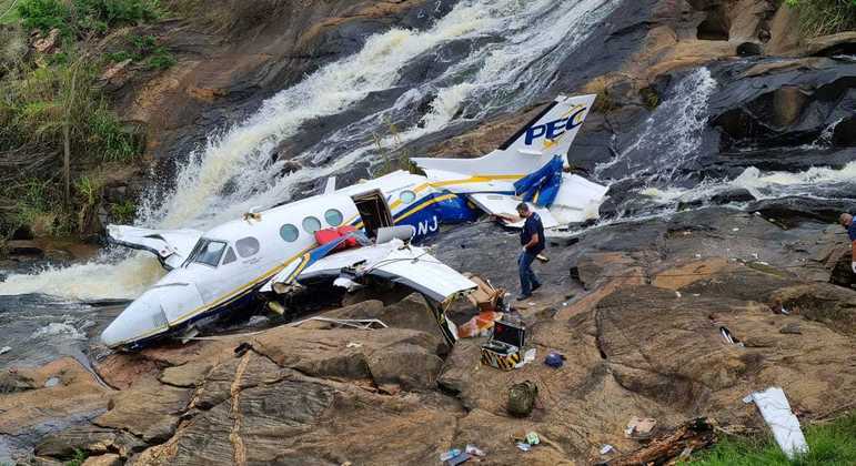 Equipes do Cenipa atuam na perícia do avião que levava a cantora Marília Mendonça e caiu em Caratinga, Minas Gerais

