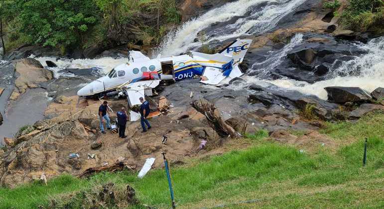 Equipes do Cenipa atuam na perícia do avião, que caiu em Caratinga (MG)