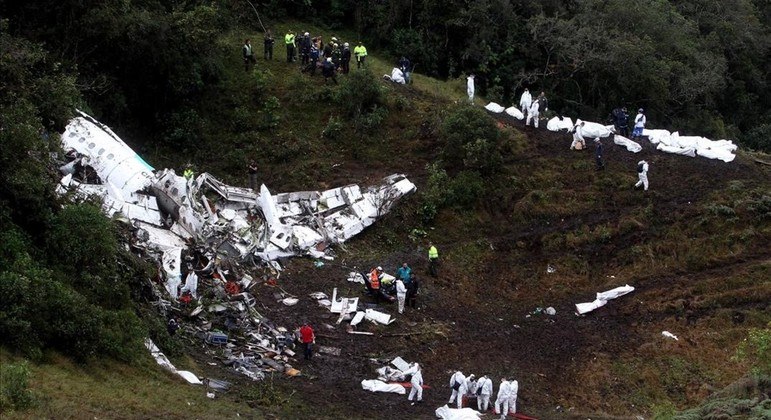 O avião, que caiu a 30 km do aeroporto de Medellín. Por falta de combustível