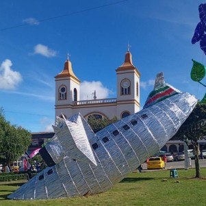 Cidade de La Union colocou uma réplica do avião da tragédia na decoração de Natal