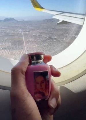 Cinzas de Erin durante o voo para Las Vegas