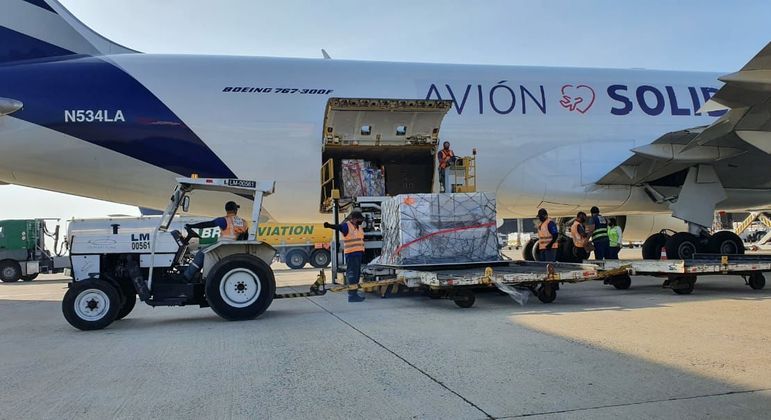 Avião com as vacinas pousou em São Paulo por volta das 7h30
