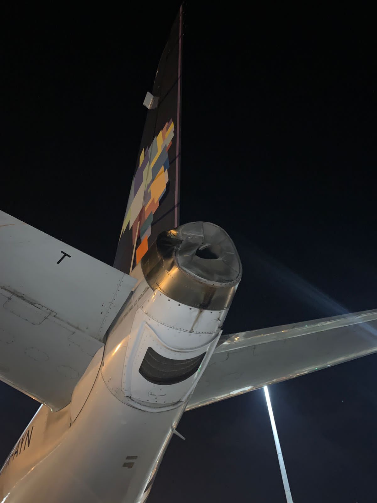 Avião da Azul danificado na região da APU, na parte de trás da aeronave