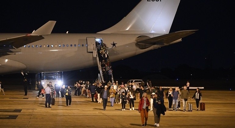 Primeiro avião da FAB deixa Israel com 211 brasileiros e chega a Brasília  nesta quarta — Planalto