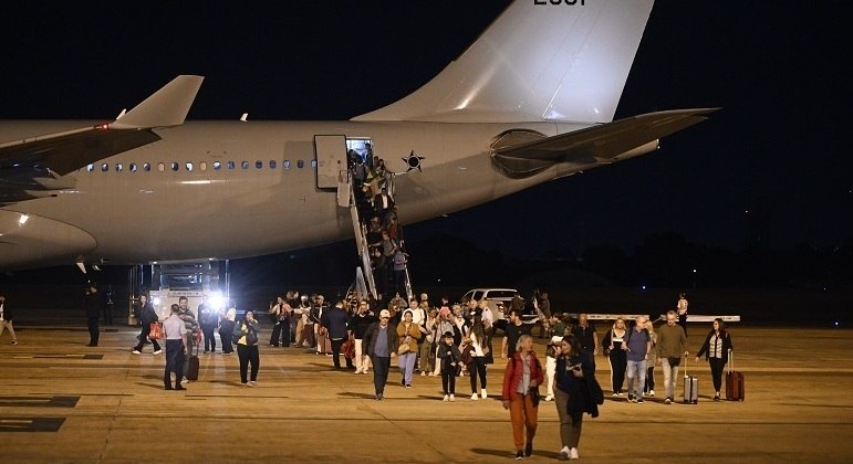 Voo da Força Aérea Brasileira trouxe os primeiros 211 repatriados.