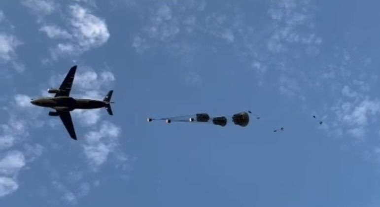 Avião da Força Aérea lança pacotes com comida e remédios na Terra Yanomami
