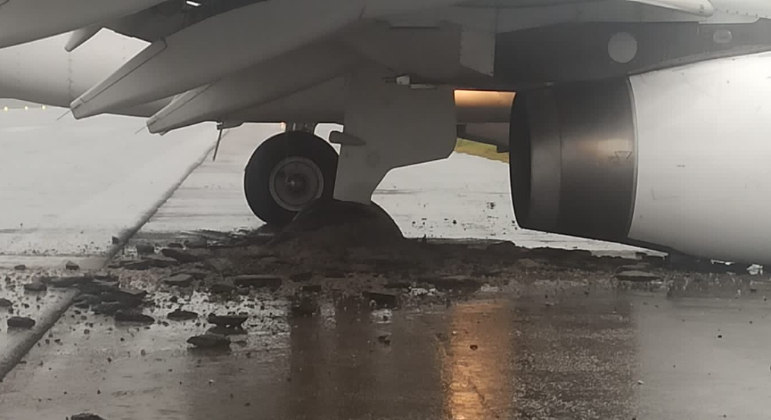 Pneu do avião ficou preso na pista