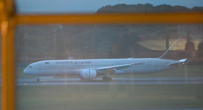 Avião transportando o presidente Gotabaya Rajapaksa chega a aeroporto em Singapura