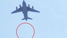 Vídeo mostra pessoas caindo de avião dos EUA que deixava Cabul