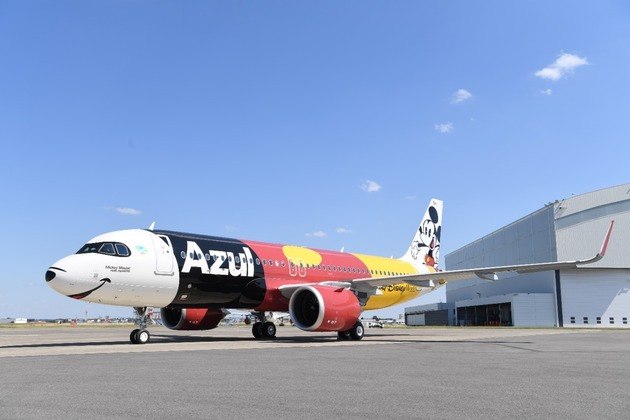 Airbus A320neo pousou na capital do país no dia em que o personagem completou 93 anos