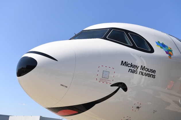 Airbus A320neo pousou na capital do país no dia em que o Mickey completou 93 anos