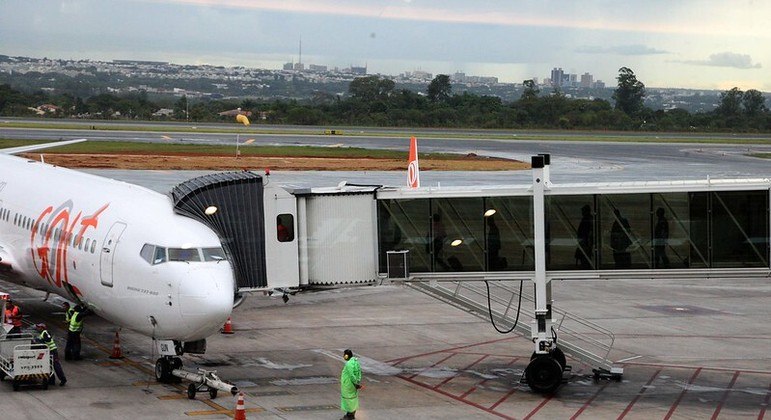 Avião estacionado no Aeroporto de Brasília