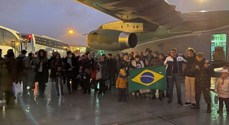 Brasileiros embarcam para o Brasil em Varsóvia, na Polônia
