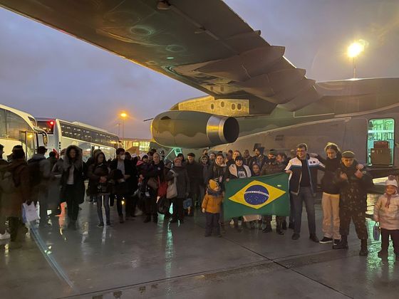A aeronove decolou para a Ucrânia nessa segunda-feira (7), na chamada 'Operação Repatriação', carregado com cerca de 11,5 toneladas de medicamentos, alimentos e itens de primeira necessidade para serem doados pelo Brasil para auxílio humanitário às vítimas da guerra.