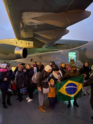 A aeronave KC-390 da FAB chega a Varsóvia para resgatar brasileiros -  Aviões e Músicas