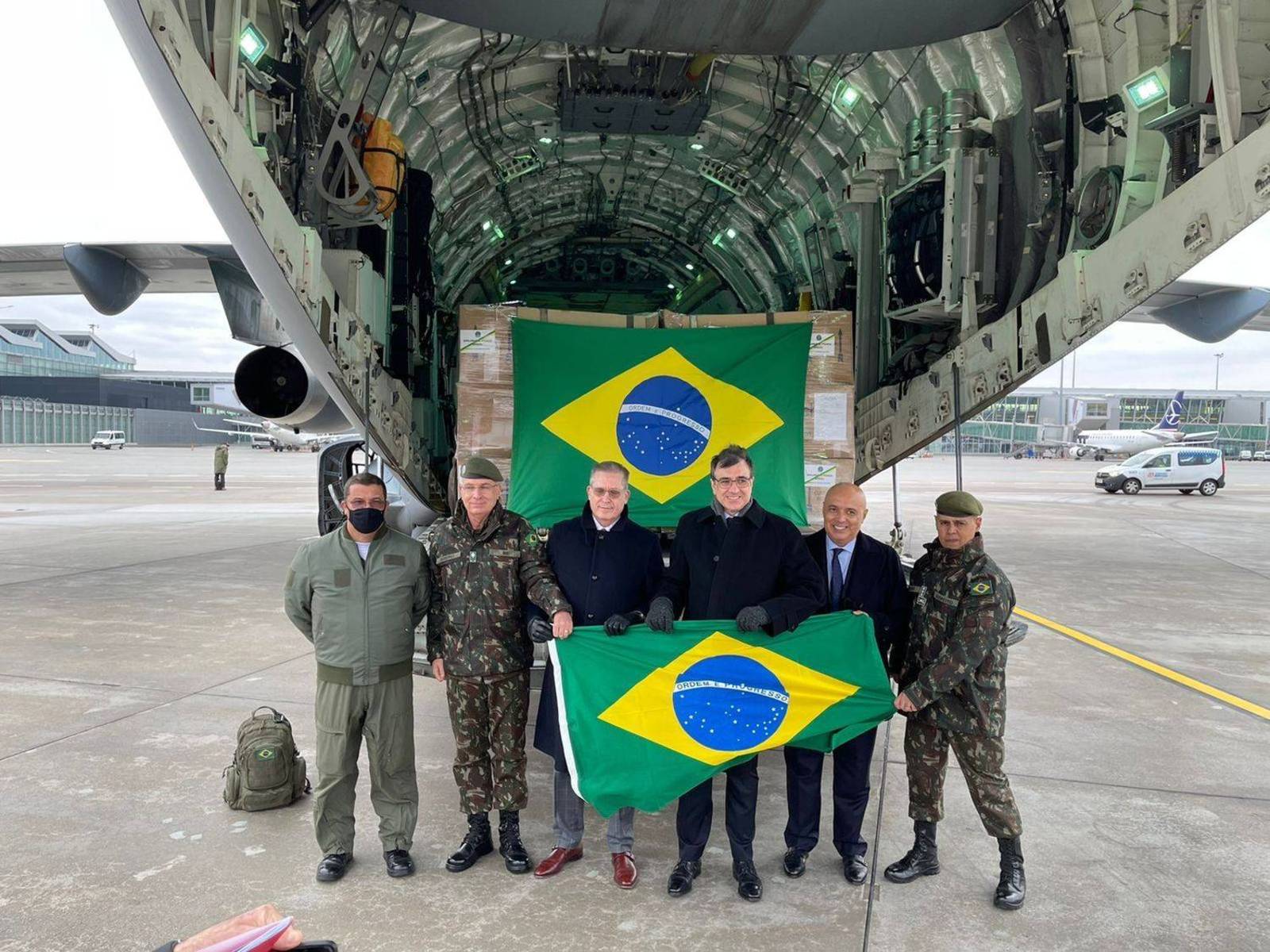 Confira imagens do avião da FAB que resgatou brasileiros na