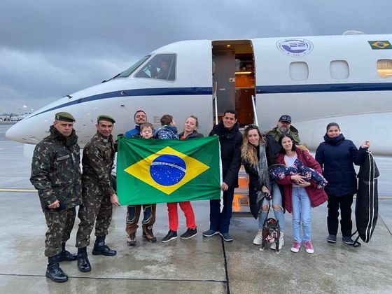 Confira imagens do avião da FAB que resgatou brasileiros na