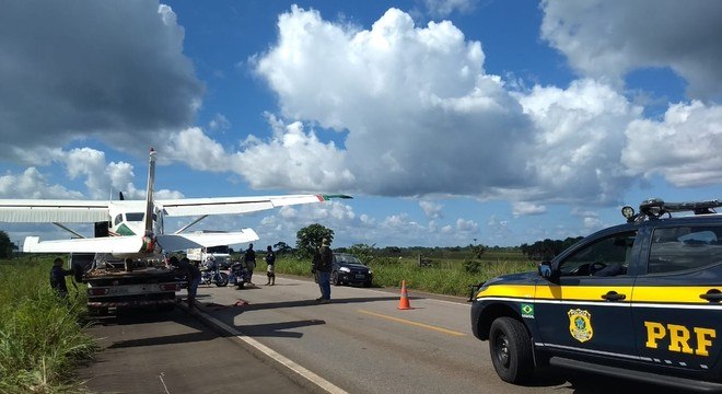 AviÃ£o pousou em uma rodovia BR-174 na cidade de CaracaraÃ­ em Roraima