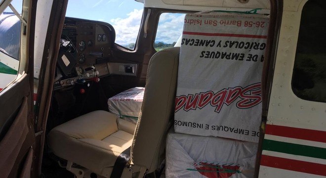 Droga estava em caixas enroladas em sacos de farinha dentro do aviÃ£o