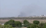 Fumaça sobe do local da queda de avião da PIA Airlines em Karachi