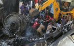 Militares trabalham nos destroços de avião que caiu sobre bairro residencial de Karachi, no Parquistão